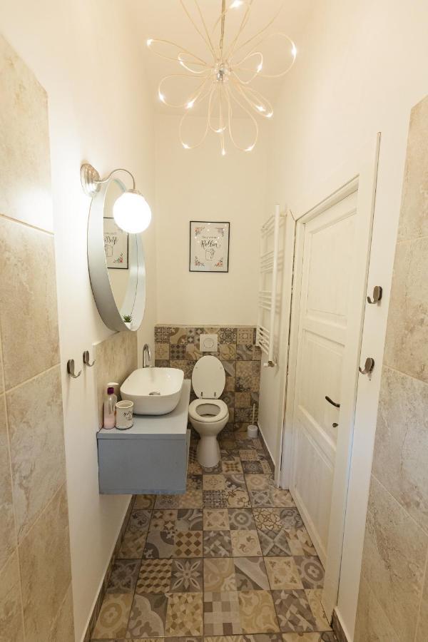 Chic Apartment In Historical City Center Timisoara Exterior photo